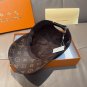 LV's new baseball cap is a great match! (16)
