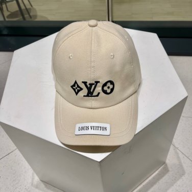 LV's new baseball cap is a great match! (22)