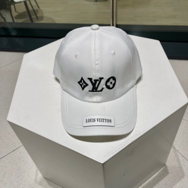 LV's new baseball cap is a great match! (23)