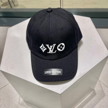 LV's new baseball cap is a great match! (24)