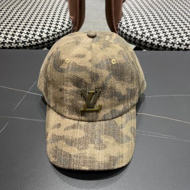 LV's new baseball cap is a great match! (36)