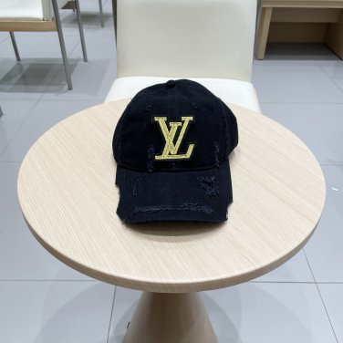 LV's new baseball cap is a great match! (41)