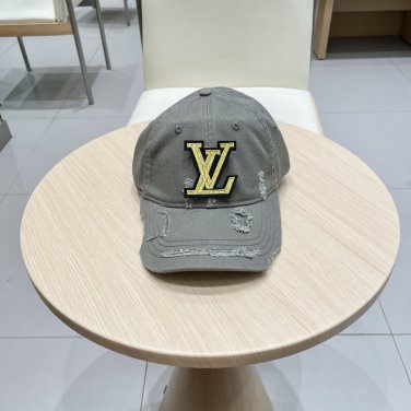 LV's new baseball cap is a great match! (42)