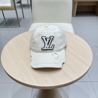 LV's new baseball cap is a great match! (43)