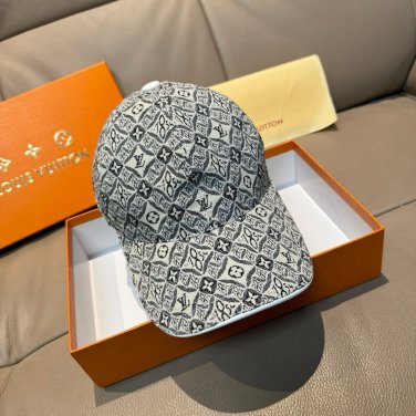 LV's new baseball cap is a great match! (108)