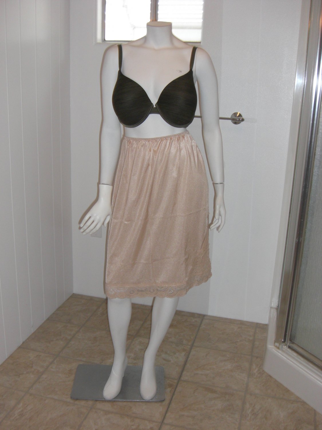 Vassarette Signature Half Slip Gorgeous Floral Lace Hem Sz L/P