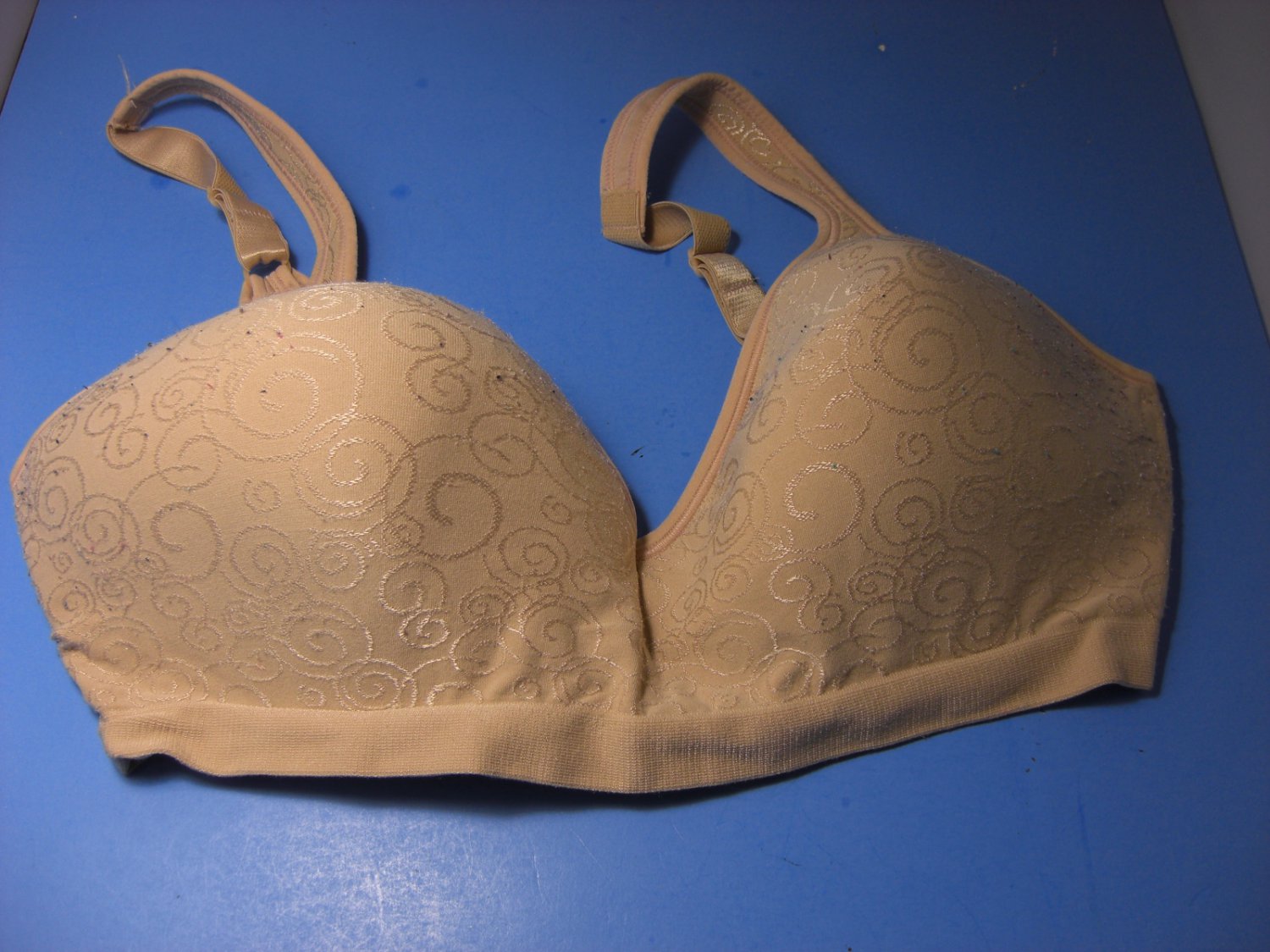 Bali Comfort Revolution Shaping Wireless Smoothing Beige Bra Sz 40D Model 3463