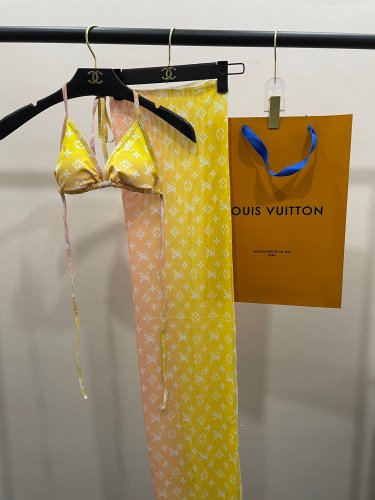 ...Lv swimsuit is a simple and atmospheric swimsuit suitable for various scenes &acirc;�� Beach swimming
