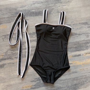 Chanel one-piece swimsuit, slim and beautiful on the upper body! Wearing very stylish SML_912