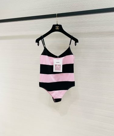 Chanel's new one-piece swimsuit showcases youthful vitality and is a swimsuit suitable for variou