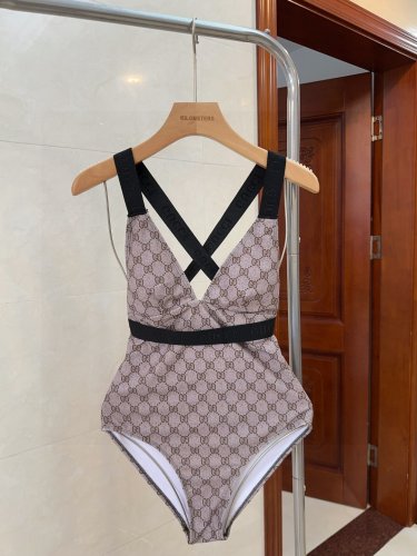 Gucci swimsuits make you look slim and beautiful! Wearing very stylish SML