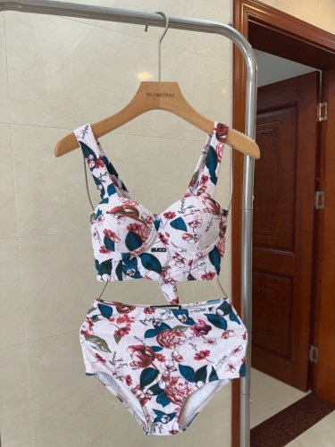 Gucci swimsuits make you look slim and beautiful! Wearing very stylish SML_1009