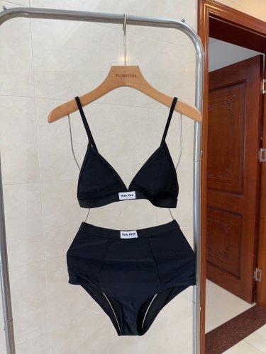 htyMiumiu swimsuit, slim and beautiful upper body! Wearing very stylish SML