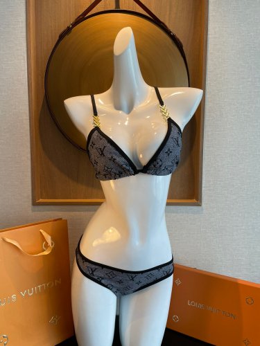Lv font Chain swimsuitSummer is coming soon, this swimsuit is amazing. It's super A-level on t_204