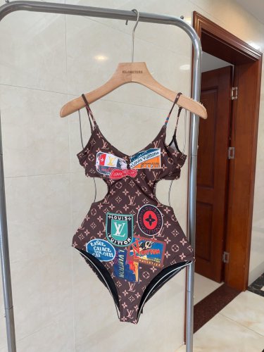 LV swimsuit, slim and beautiful upper body! Wearing very stylish SML_697