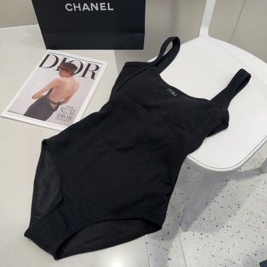 Miumiu one-piece swimsuit, slim and beautiful on the upper body! Wearing very stylish S_1067