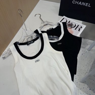 Miumiu vest, super explosive when worn alone with a jacketOne size fits all_1123