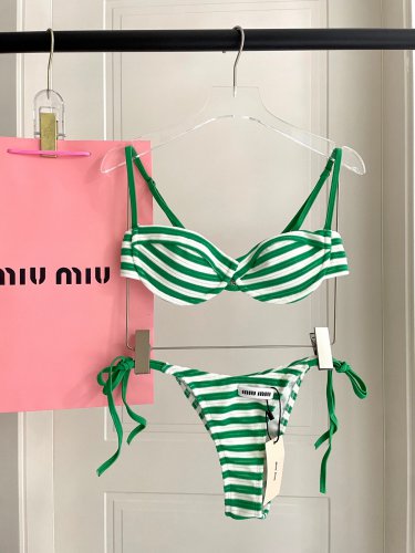 miumiu's new split bikini velvet fabric is suitable for swimsuits in various scenarios &acirc;�� Beach