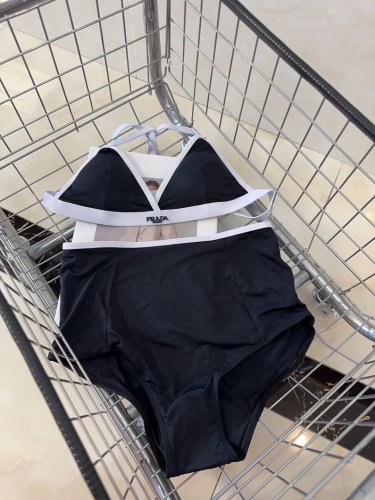 Prada's new swimsuit is a must-have for fashionable trendsetters! The actual product looks_1017