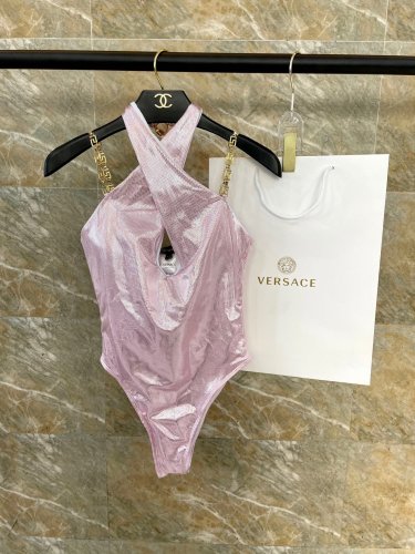 Versace's new one-piece swimsuit is a fashionable and trendy swimsuit suitable for various scenes