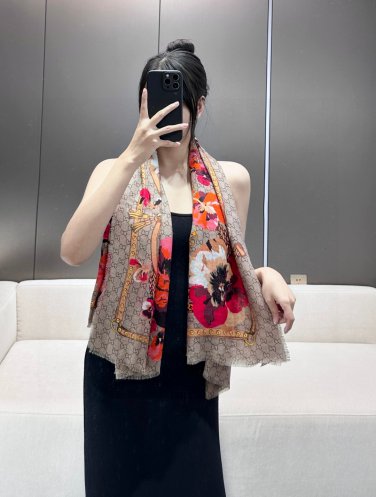 &iuml;&frac14;� Gucci's classic double-G logo paired with floral elements exudes a temperament tha