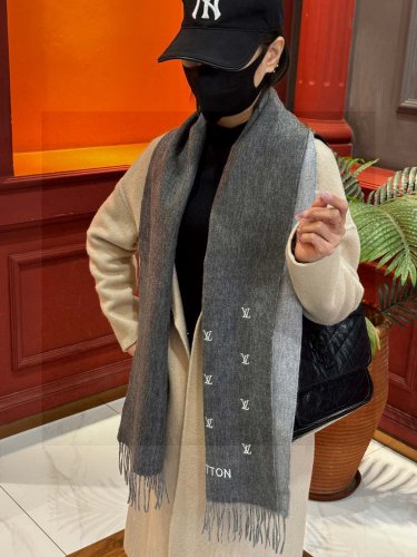 0 [LV] official website new couple style Paris Fashion Show double-sided cashmere scarf_3552