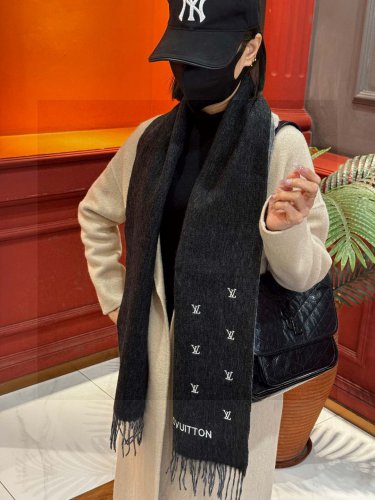 0 [LV] official website new couple style Paris Fashion Show double-sided cashmere scarf_3553