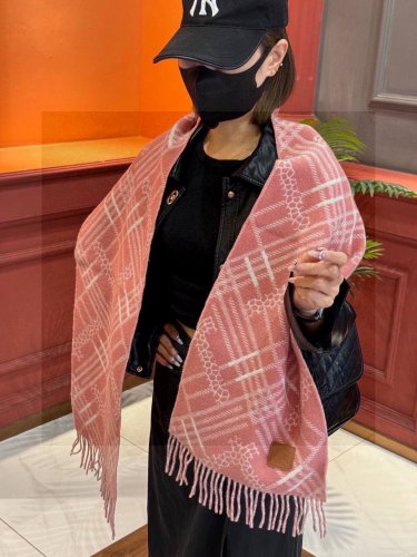 0 double-sided scarf Burberry plaid scarf looks crazy, it's so stylish and charming. It_3572