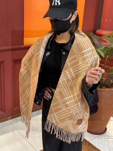 0 double-sided scarf Burberry plaid scarf looks crazy, it's so stylish and charming. It_3573