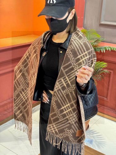 0 double-sided scarf Burberry plaid scarf looks crazy, it's so stylish and charming. It_6016