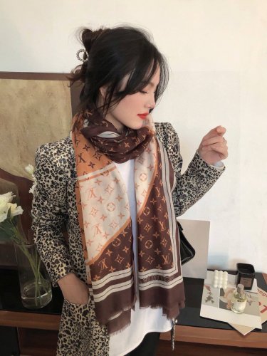 0 is both fashionable and versatile! LV's new vintage long scarf is a great item to enh_1014