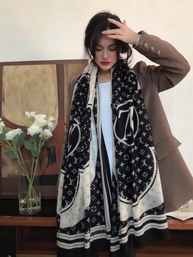 0 is both fashionable and versatile! LV's new vintage long scarf is a great item to enh_3030