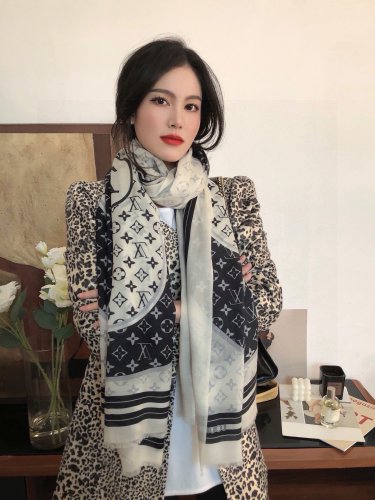 0 is both fashionable and versatile! LV's new vintage long scarf is a great item to enh_4986