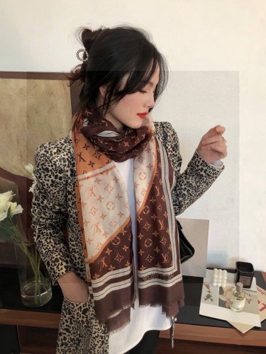 0 is both fashionable and versatile! LV's new vintage long scarf is a great item to enh_6370