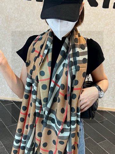 5 Burberry official website's latest vacation and daily outfit that is very easy to mat