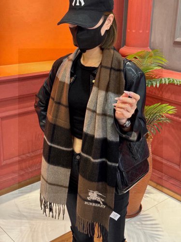 5 Highly Recommended Burberry New Product - Couple's Cashmere Scarf. The premium cashme_5491