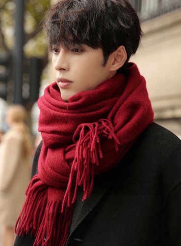 5 PRADA's latest couple's scarf is elegant and simple, making it the perfect choice for
