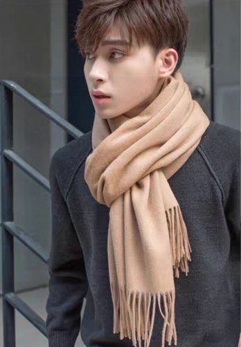 5 PRADA's latest couple's scarf is elegant and simple, making it the perfect choice for_5087