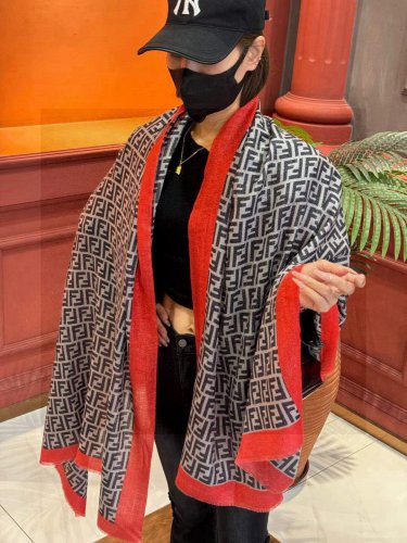 5 will glow and shine with a scarf from Fendi~It goes without saying that this style is