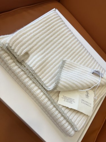 ails of the beige scarf!