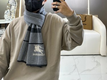 Burberry's popular new high-end men's scarf features a classic warhorse plaid pattern