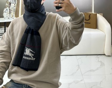 Burberry's popular new high-end men's scarf features a classic warhorse plaid pattern_3339