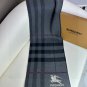 Burberry's popular new high-end men's scarf features a classic warhorse plaid pattern_3339