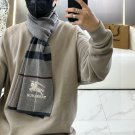 Burberry's popular new high-end men's scarf features a classic warhorse plaid pattern_3340