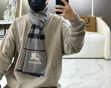 Burberry's popular new high-end men's scarf features a classic warhorse plaid pattern_3340