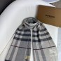 Burberry's popular new high-end men's scarf features a classic warhorse plaid pattern_3340