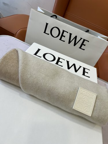 ce &iuml;&iquest;&yen; 275 (excluding packaging)The most handsome men's scarf is the Loewe counter's