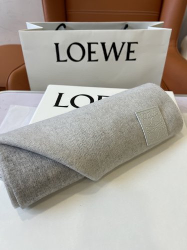 ce &iuml;&iquest;&yen; 275 (excluding packaging)The most handsome men's scarf is the Loewe counter's_456