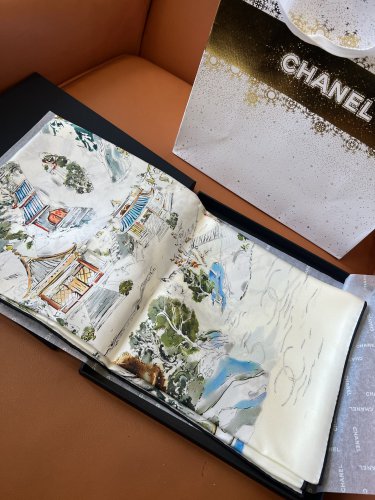 ce &iuml;&iquest;&yen; 365 (Comes with a full set of luxury packaging)Coco Landscape Silk Scarf, Whit