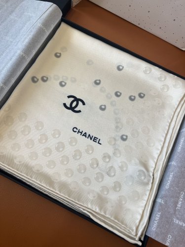 ce &iuml;&iquest;&yen; 395 (Comes with a complete set of luxury packaging)Chanel 25P scarf, original